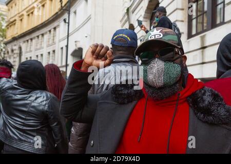 Londra, Regno Unito. 21 Ott 2020. Fine della protesta della SARS alla Nigeria High Commission di Northumberland Avenue, Londra, SW1. Centinaia di nigeriani dimostrano il loro malcontento per i comportamenti violenti delle squadre di rapine speciali nigeriane che hanno ucciso molte persone apparentemente innocenti negli ultimi giorni. Credit: Peter Hogan/Alamy Live News Foto Stock