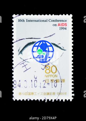 MOSCA, RUSSIA - 26 NOVEMBRE 2017: Un francobollo stampato in Giappone mostra Emblem in Eye, la decima Conferenza Internazionale sull'AIDS, Yokohama serie, circa 1994 Foto Stock
