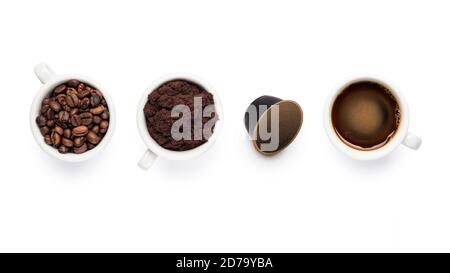 composizione con tazze di chicchi di caffè, caffè macinato, nero e cialda di caffè. Foto Stock