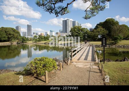 Tokyo, Giappone. 21 Ott 2020. Ponte Umite Otsutaibashi nei Giardini Hama-Rikyu a Tokyo in una giornata di sole. Credit: SOPA Images Limited/Alamy Live News Foto Stock