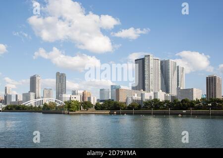 Tokyo, Giappone. 21 Ott 2020. Skyline della baia di Tokyo visto dai Giardini Hama-Rikyu. Credit: SOPA Images Limited/Alamy Live News Foto Stock