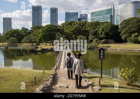 Tokyo, Giappone. 21 Ott 2020. I visitatori dei Giardini Hama-Rikyu di Tokyo camminano sul Ponte Umite Otsutaibashi in una giornata di sole. Credit: SOPA Images Limited/Alamy Live News Foto Stock