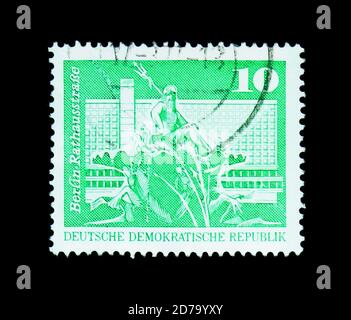 MOSCA, RUSSIA - 26 NOVEMBRE 2017: Un francobollo stampato nella Repubblica Democratica tedesca mostra la Fontana di Nettuno e la torre residenziale, Town Hall Street, Berl Foto Stock