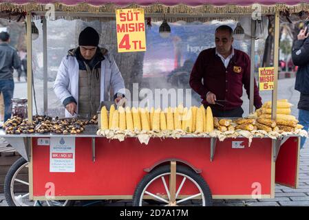 ISTANBUL - DEC 28: Un venditore di strada che fa mais e castagne in una strada a Piazza Sultanahmet di Istanbul il 28 dicembre. 2019 in Turchia Foto Stock