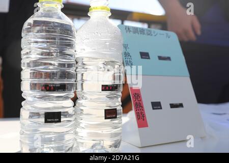 Tokyo. 21 Ott 2020. Una sorta di adesivo speciale che cambia i suoi colori in diverse condizioni di temperatura è visto durante il test di dimostrazione di screening come una misurazione di temperatura in esame a Tokyo Big Sight a Tokyo, Giappone, 21 ottobre 2020. Credit: Xinhua/Alamy Live News Foto Stock