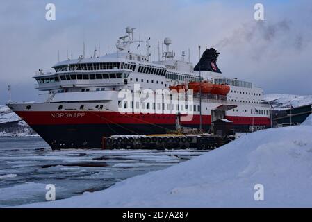 La sig.ra Nordkapp di Hurtigruten attraccava a Kirkenes, l'estremo nord-est della Norvegia, proprio sul confine russo, Troms og Finnmark, Norvegia, Europa. Foto Stock