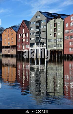 Edifici colorati (Wooden Wharf) si riflettono nel fiume Nidelva che attraversa l'area storica conosciuta come Bakklandet, Trondheim, Norvegia, Europa. Foto Stock