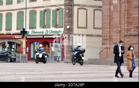 La polizia municipale controlla l'uso delle maschere facciali da parte della popolazione all'aperto. Questa misura protettiva del coronavirus è obbligatoria in pubblico e aperto. Foto Stock