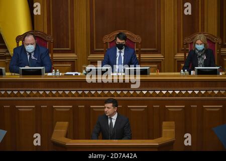 (201021) -- KIEV, 21 ottobre 2020 (Xinhua) -- il presidente ucraino Volodymyr Zelensky (front) consegna il suo discorso annuale al parlamento a Kiev, Ucraina, 20 ottobre 2020. Zelensky ha detto martedì che è iniziato il lavoro sulla strategia di sviluppo economico delle regioni orientali di Donetsk e Luhansk. (Ufficio Presidenziale ucraino/Handout via Xinhua) Foto Stock