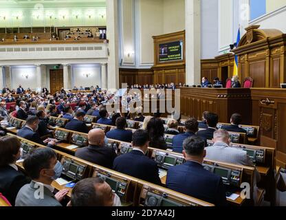 (201021) -- KIEV, 21 ottobre 2020 (Xinhua) -- il presidente ucraino Volodymyr Zelensky consegna il suo discorso annuale al parlamento a Kiev, Ucraina, 20 ottobre 2020. Zelensky ha detto martedì che è iniziato il lavoro sulla strategia di sviluppo economico delle regioni orientali di Donetsk e Luhansk. (Ufficio Presidenziale ucraino/Handout via Xinhua) Foto Stock