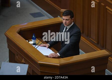 (201021) -- KIEV, 21 ottobre 2020 (Xinhua) -- il presidente ucraino Volodymyr Zelensky consegna il suo discorso annuale al parlamento a Kiev, Ucraina, 20 ottobre 2020. Zelensky ha detto martedì che è iniziato il lavoro sulla strategia di sviluppo economico delle regioni orientali di Donetsk e Luhansk. (Ufficio Presidenziale ucraino/Handout via Xinhua) Foto Stock