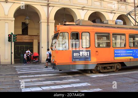 Torino - settembre 2020: Un classico filobus vintage attraversa un bivio nella centralissima Via po Foto Stock