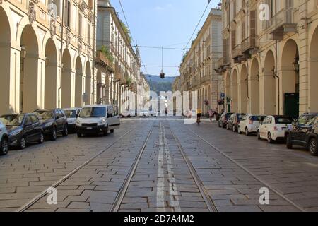 Torino - settembre 2020: Vista di via po con vista prospettica della cattedrale della grande madre Foto Stock