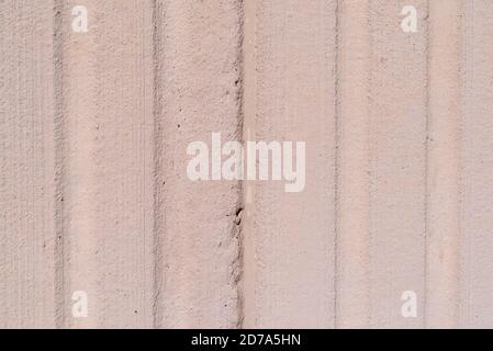 Vista ravvicinata di una parete esterna in calcestruzzo colato con un giunto di espansione. Foto Stock
