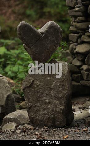 Perfetto equilibrio a forma di cuore rotto rocce all'aperto Foto Stock