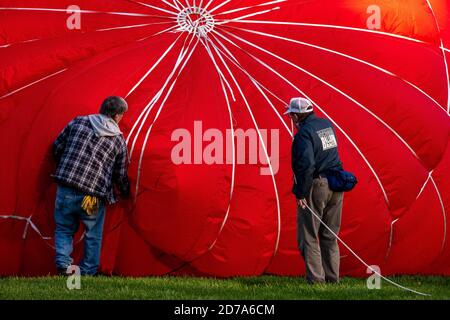 Gonfiamento della mongolfiera rossa Foto Stock