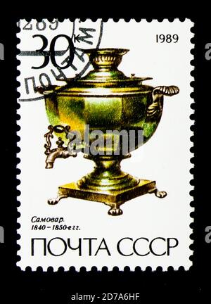 MOSCA, RUSSIA - 26 NOVEMBRE 2017: Un francobollo stampato in URSS (Russia) mostra samovari russi, serie, circa 1989 Foto Stock