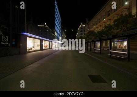 Lubiana, Slovenija. 21 Ott 2020. La foto mostra una strada vuota a Lubiana, Slovenija, 21 ottobre 2020. La Slovenia ha registrato il numero record giornaliero di casi COVID-19 -- 1,504, portando il numero totale di casi di coronavirus a 15,983 nel paese, secondo le cifre ufficiali pubblicate mercoledì. La nuova ondata è arrivata con l'entrata in vigore di una serie di nuove restrizioni, tra cui un coprifuoco tra le 21.00 e le 6.00 di martedì, il divieto di circolazione tra regioni statistiche, il divieto di raduni di più di sei persone. Credit: Zeljko Stevanic/Xinhua/Alamy Live News Foto Stock