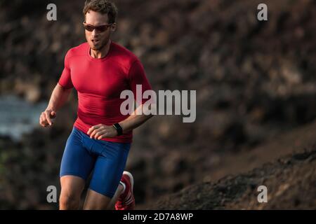 Fitness Runner man sport atleta ultra running su resistenza duro fango pista gara allenamento cardio jogging in montagna. Esposizione al buio di Foto Stock