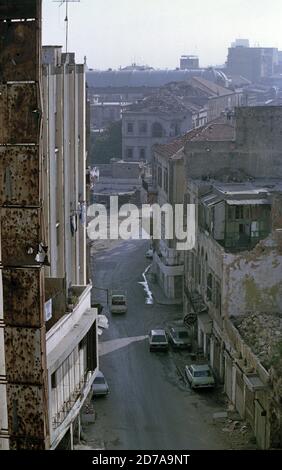 18 settembre 1993 edifici danneggiati fiancheggiano una strada, che corrono da piazza Martiri a Beirut. Foto Stock