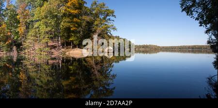 Un'ampia vista panoramica sul lago Mountain Island del North Carolina in autunno. Foto Stock