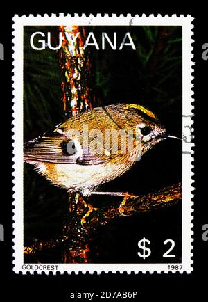 MOSCA, RUSSIA - 26 NOVEMBRE 2017: Un francobollo stampato in Guyana mostra Goldcrest (Regulus regulus), Wildlife serie, circa 1988 Foto Stock