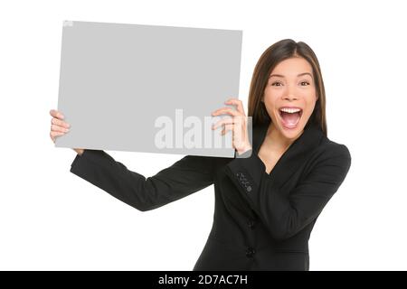 Segno bianco felice donna asiatica d'affari tenendo la scheda vuota isolato su sfondo bianco in studio ritratto. Urlando la donna d'affari cinese eccitata Foto Stock