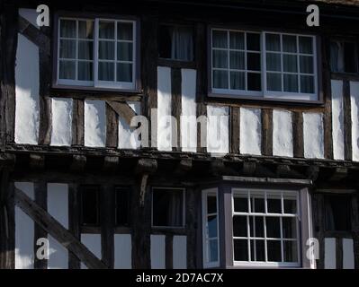 Particolare di legno bianco e nero incorniciato edificio e finestre Cambridge, Inghilterra Foto Stock