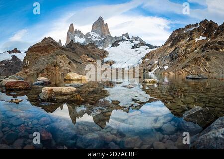 Cerro Torre dall'altra parte della Laguna Torre Foto Stock