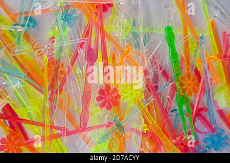 Set di posate di plastica colorate per decorare antipasti alle feste Foto  stock - Alamy