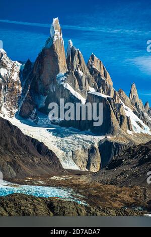 Cerro Torre dall'altra parte della Laguna Torre Foto Stock