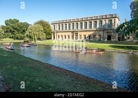 Punting sulla River Cam di fronte al Wren Library Trinity College Cambridge. La biblioteca è stata completata nel 1695 su progetto di Sir Christopher Wren Foto Stock