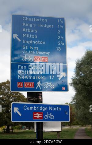 Indicazioni blu per percorsi a piedi e in bicicletta in e. Intorno a Cambridge Foto Stock