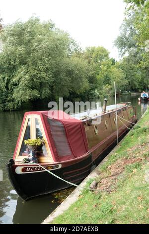 Decorato barca canale stretto sul fiume Cam Cambridge Inghilterra Foto Stock