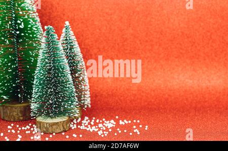 Alberi di Natale su uno sfondo rosso luminoso spazio copia. Foto Stock