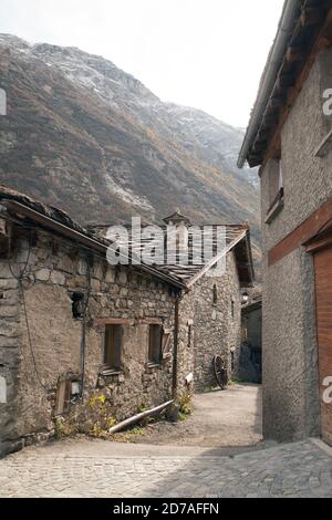 Vecchie case tradizionali in pietra e moutain in background a Bonneval-sur-Arc Haute-Maurienne Savoia Francia Foto Stock