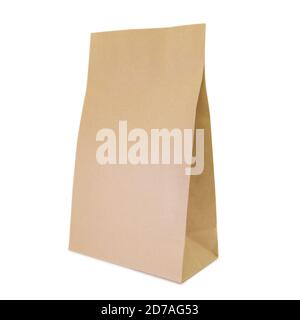 Vista del profilo del mockup di imballaggio di sacchetti di carta da artigianato marrone in bianco con spazio di copia e isolato su sfondo bianco Foto Stock