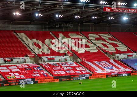 Staffordshire, Regno Unito. 21 Ott 2020. Campionato di calcio della Lega inglese, Stoke City contro Barnsley; alcune bandiere negli stand al Bet365 Stadium, ma vuoto a causa della pandemia di credito: Action Plus Sports Images/Alamy Live News Foto Stock