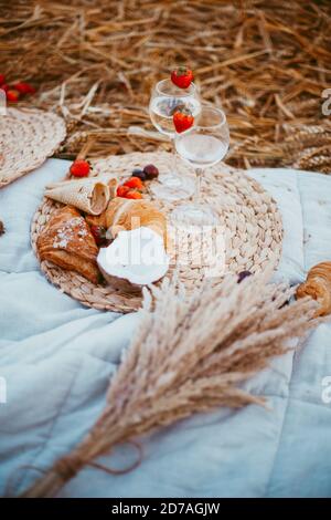 Vista dall'alto di cibi deliziosi: Frutta, pane, croissant, melone su un tavolo da biliardo. Picnic estivo Vista dall'alto di cibi deliziosi: Frutta, pane, croissant, melone su un tavolo da biliardo. Picnic estivo
