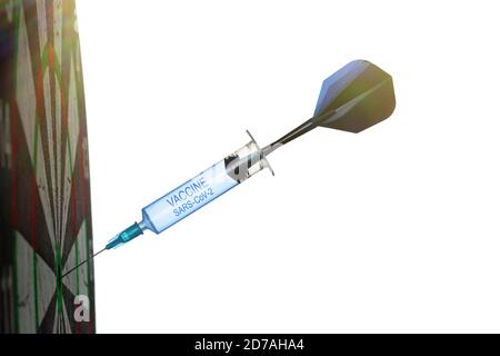 Una siringa monouso sotto forma di una freccetta con l'iscrizione del vaccino nell'occhio del toro di un pannello di freccette isolato su uno sfondo bianco. Coronavirus Foto Stock