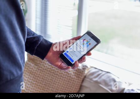 St Albans, Hertfordshire/Inghilterra - Ottobre 21 2020: Una persona che utilizza l'app NHS Covid-19 su un telefono cellulare Foto Stock