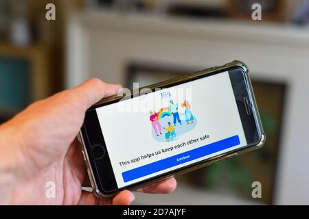 St Albans, Hertfordshire/Inghilterra - Ottobre 21 2020: Una persona che utilizza l'app NHS Covid-19 su un telefono cellulare Foto Stock