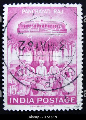 MOSCA, RUSSIA - 2 APRILE 2017: Un timbro postale stampato in India mostra Village council, Banyan Tree, Parlamento e mappa, Panchayati Raj, circa 1962 Foto Stock