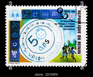 MOSCA, RUSSIA - 26 NOVEMBRE 2017: Un francobollo stampato in Benin mostra SOS Children's Villages, supplementi e sovrastampe serie, circa 2000 Foto Stock