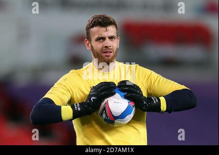 Il portiere della città di Stoke Angus Gunn si sta riscaldando prima della partita del campionato Sky Bet allo stadio bet365, Stoke. Foto Stock