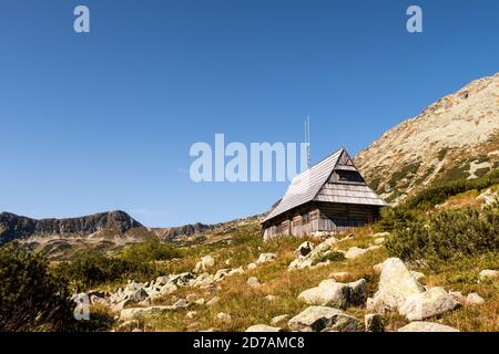 Capanna di montagna in legno su una radura in cinque stagni polacchi Valle in Tatra Montagne, Polonia. Foto Stock