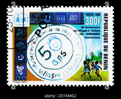 MOSCA, RUSSIA - 26 NOVEMBRE 2017: Un francobollo stampato in Benin mostra SOS Children's Villages, supplementi e sovrastampe serie, circa 2000 Foto Stock
