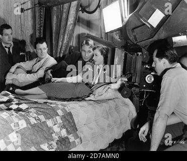 BOB HOPE DIRETTORE ELLIOTT NUGENT DOUGLASS MONTGOMERY PAULETTE GODDARD E. Operatore telecamera su set candid durante la ripresa del CAT E IL regista CANARINO 1939 ELLIOTT NUGENT basato su Scenografia di John Willard Paramount Pictures Foto Stock