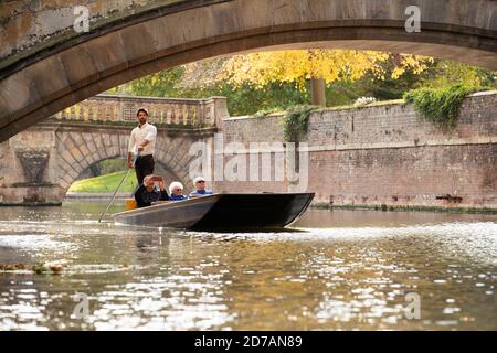 I turisti possono godersi un punt lungo il fiume Cam a Cambridge. Foto Stock