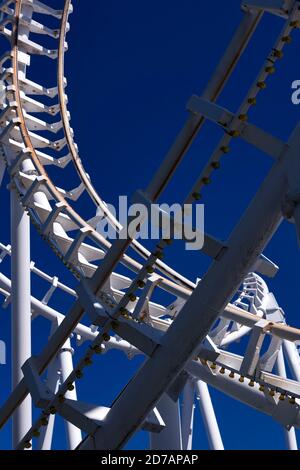 Ringhiere in acciaio bianco contro un cielo blu intenso. Foto Stock